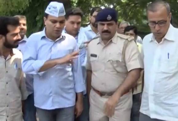 Delhi Police slapped as AAP MLA Gulab Singh gets bail