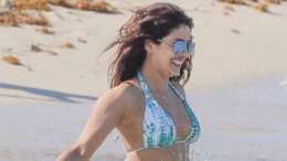 SEE PICS: Priyanka Chopra goes into Baywatch mode, burns up the beach in a bikini